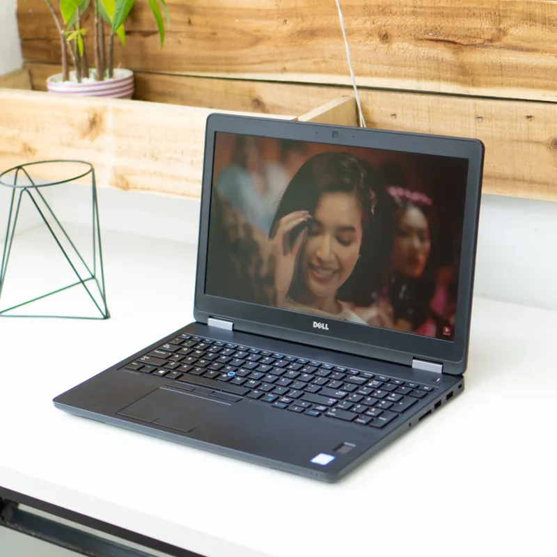 Laptop SE  Dell 5570 i7  6820HQ Ram 8Gb SSD 256 15.6'FHD VGA 2G+ Adapter