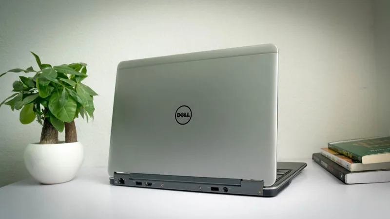 Laptop SE  Dell Latitude E7240 Core i5 4300 DDRam 4Gb SSD 128Gb 12.5'' adapter