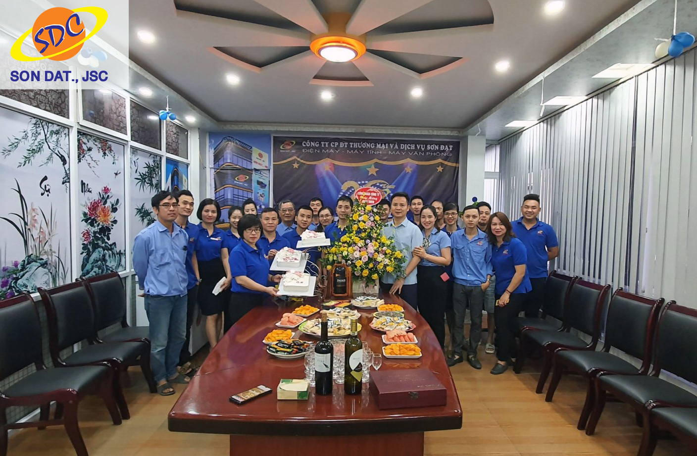 Giám đốc và toàn bộ nhân viên Sơn Đạt.,JSC cùng nhau chụp ảnh trước buổi tiệc
