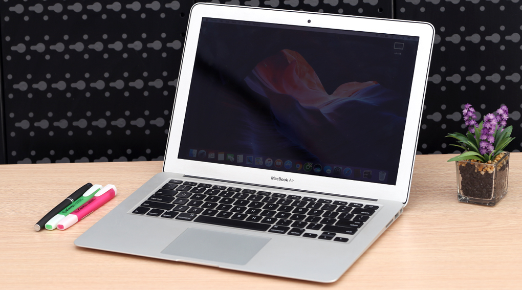 Macbook Air 2017 Core i5 là mẫu laptop văn phòng, có thiết kế siêu mỏng và nhẹ