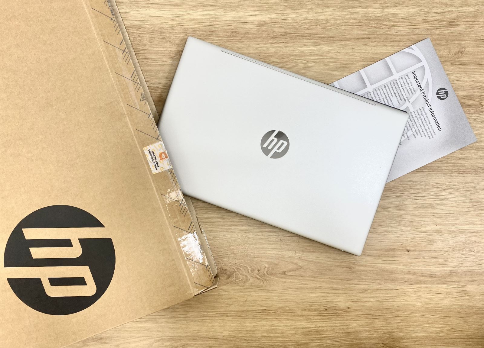 HP 14s-dq5052TU có vẻ ngoài trẻ trung, hiện đại nhờ lớp vỏ ngoài làm bằng kim loại