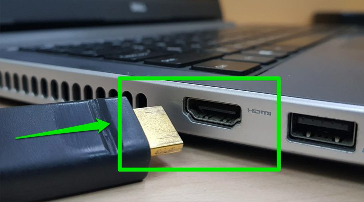 Cắm đầu cáp HDMI còn lại vào cổng HDMI trên máy tính/laptop