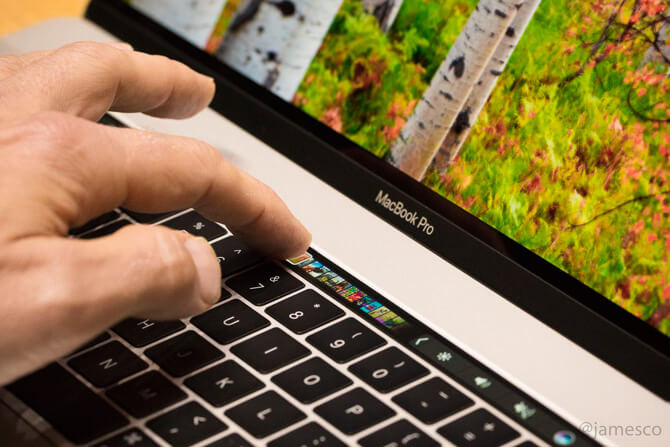 Dùng tay thử cảm ứng trên Touchbar có mượt không và có bị liệt cảm ứng không