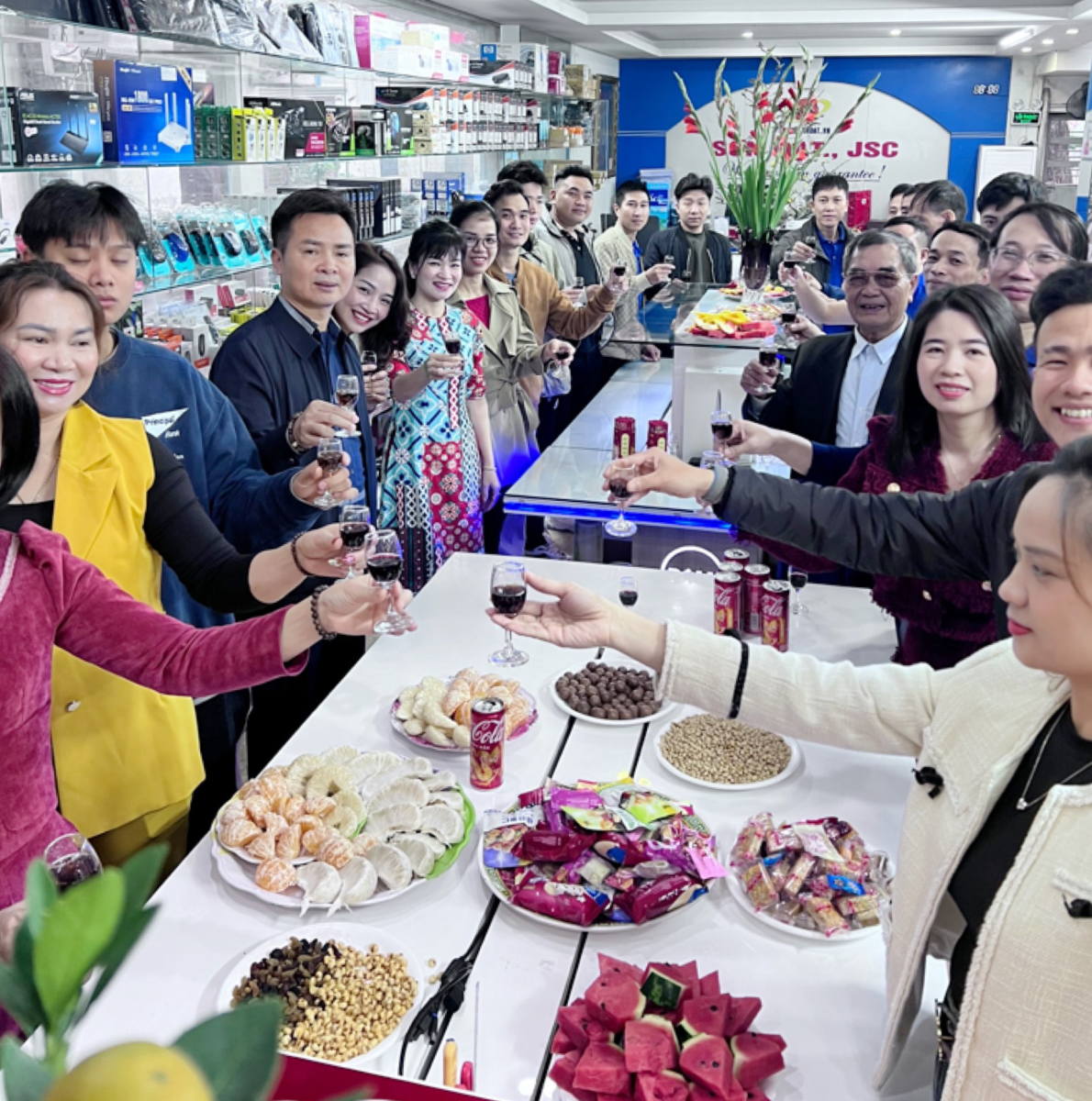 Sau một tuần nghỉ Tết, các thành viên trong công ty Bệnh Viện Máy Tính Sơn Đạt đã trở lại làm việc
