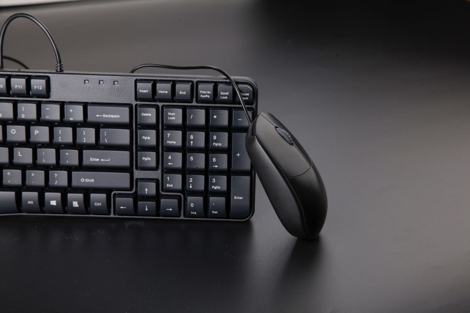 Mouse Rapo N110 Silent sở hữu thiết kế đối xứng, đơn giản, phù hợp cho form tay của mọi người dùng