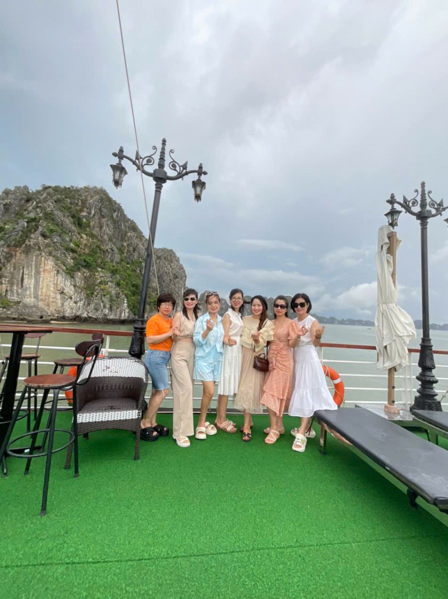 Từ chuyến tham quan hang động huyền ảo, ngắm cảnh vịnh từ du thuyền