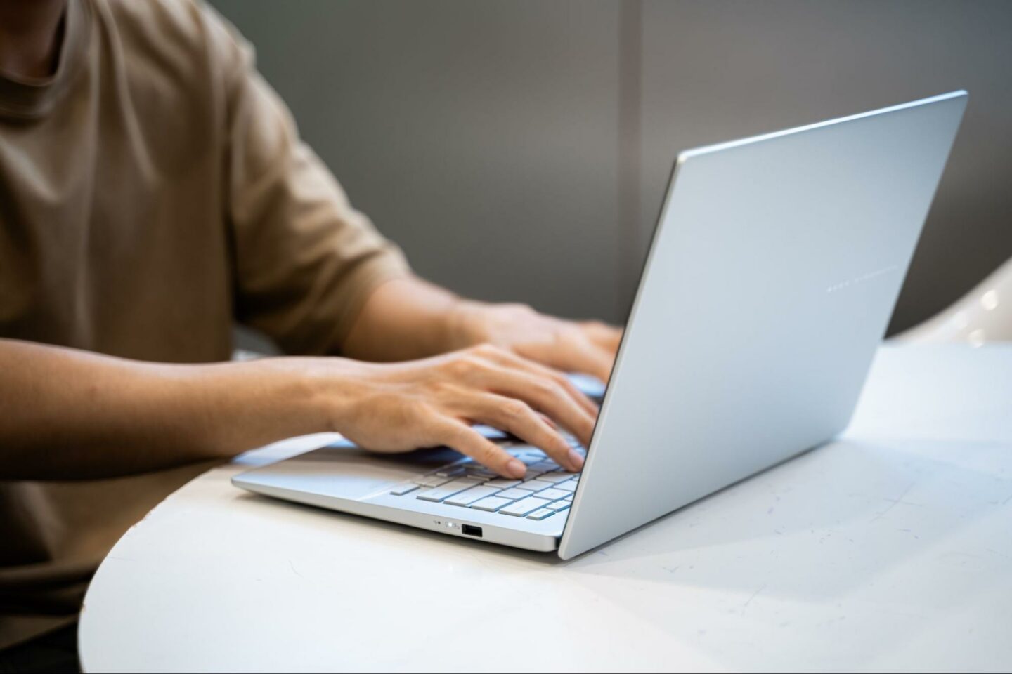 Pin 70Wh cho thời gian sử dụng dài, hỗ trợ sạc nhanh 65W tiện lợi