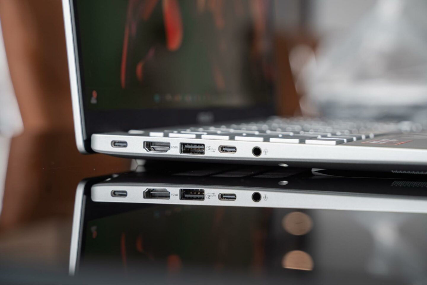 Trang bị đầy đủ USB-A, USB-C, HDMI 2.1 và jack 3.5mm trong thân máy mỏng nhẹ