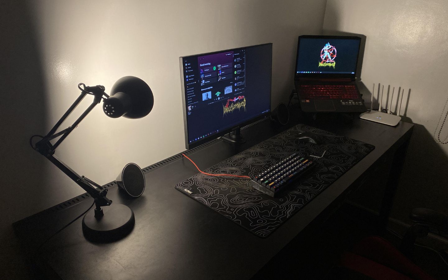 Setup bàn học ưu tiên sự tiện dụng và thoải mái với ánh sáng ổn định và bố cục ngăn nắp