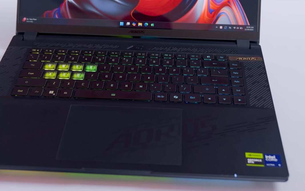 Đánh giá Gigabyte Aorus Master 16 BYH-C5VNE64S: Laptop gaming cao cấp đáng đồng tiền bát gạo 3 Bàn phím rút gọn đặc trưng của dòng Aorus trông khá đẹp, cân đối