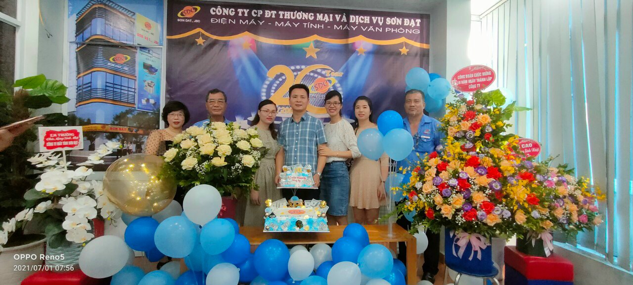 Giám đốc Nguyễn Tiến Đạt cùng đội ngũ nhân viên tại Sơn Đạt.,JSC