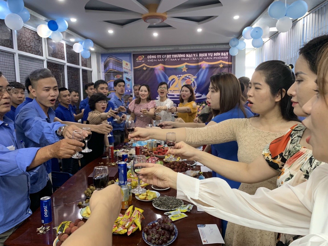 Toàn thể nhân viên cùng nâng ly chúc cho Sơn Đạt.,JSC thêm tuổi mới sẽ ngày càng phát triển và lớn mạnh